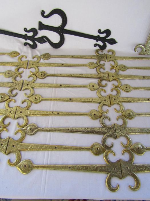 Large collection of brass hinge plates and scroll door handles also includes a set of iron hinge - Image 4 of 7