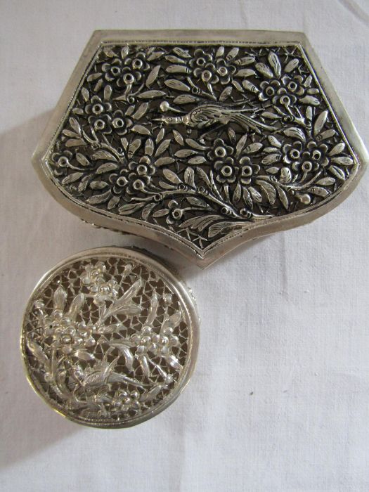 Stratton compact as new, 2 white metal trinket boxes with pheasant design and a white metal ring - Image 2 of 8