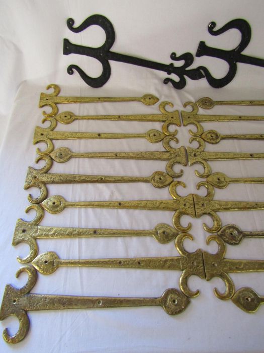 Large collection of brass hinge plates and scroll door handles also includes a set of iron hinge - Image 3 of 7