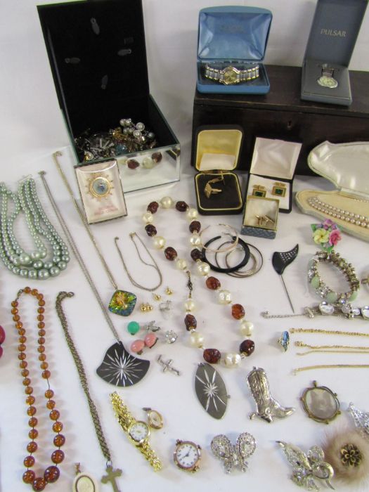 2 boxes of costume jewellery to include Lotus faux pearl set with silver clasp, brooches, earrings - Image 3 of 9