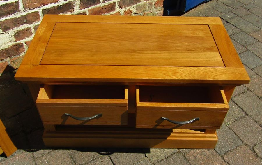 Solid oak coffee table with through and through drawers approx. 85cm x 45cm x 47.5cm and an oak - Image 4 of 6