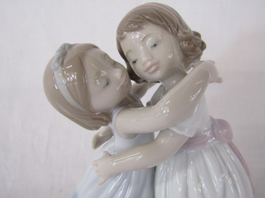 Lladro 'Give me a hug' figurine #8046 - Image 2 of 6