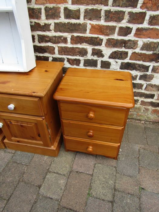 2 x Pairs of bedside cabinets - one being pine - a set of bedside drawers & white painted book case - Image 4 of 6