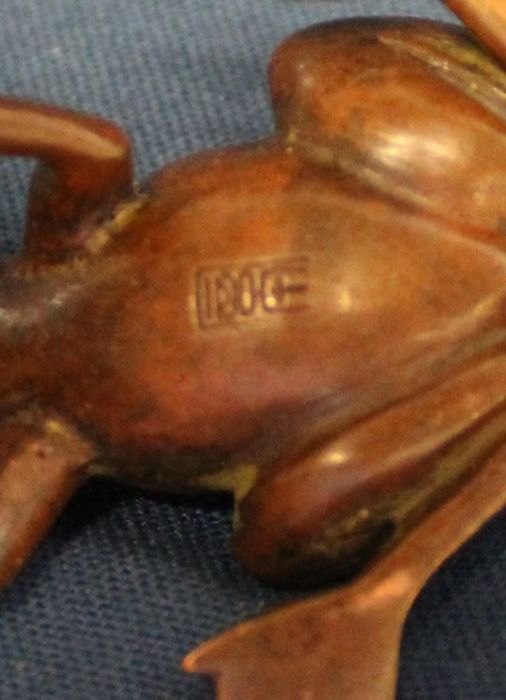 Japanese bronze frog (signed) and ant  - both 5cm & mouse with nut bearing initials W R L to base - Image 2 of 20