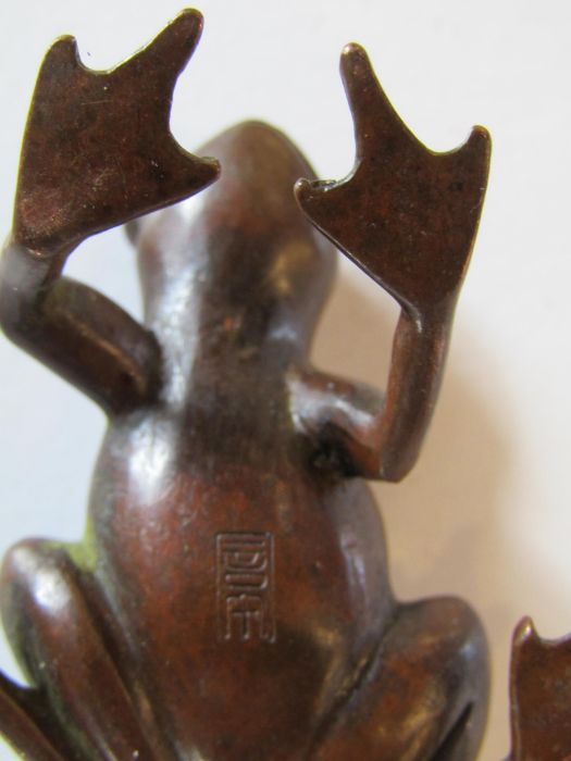 Japanese bronze frog (signed) and ant  - both 5cm & mouse with nut bearing initials W R L to base - Image 9 of 20