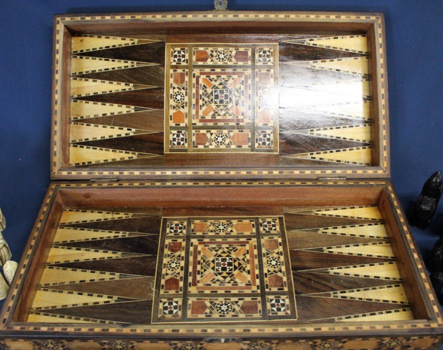 Middle Eastern parquetry inlaid games box, 50cm wide, with resin chess set & dominoes  - internal - Bild 2 aus 3