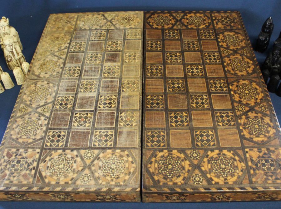 Middle Eastern parquetry inlaid games box, 50cm wide, with resin chess set & dominoes  - internal - Bild 3 aus 3