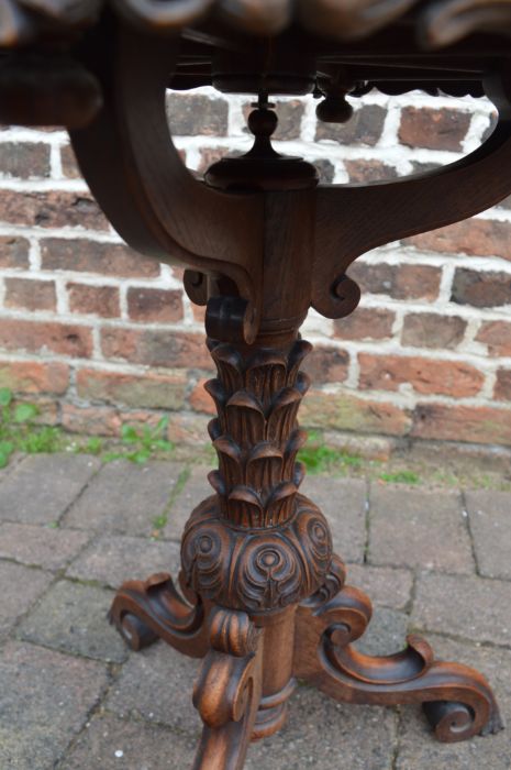 Rotating carved wooden pedestal table - Image 2 of 3