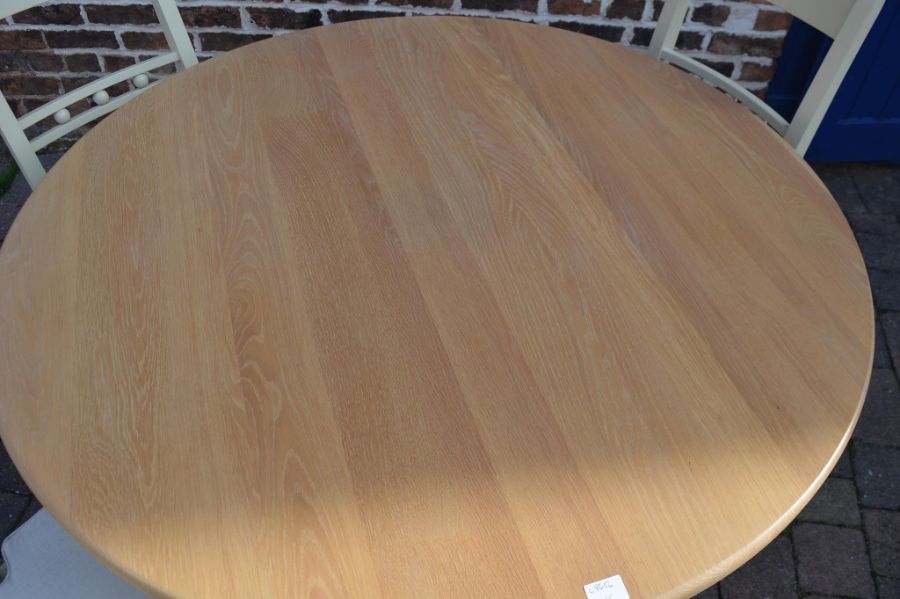 Neptune Chichester dining table with round oak top and 4 chairs, diameter- 121cm - Image 4 of 4
