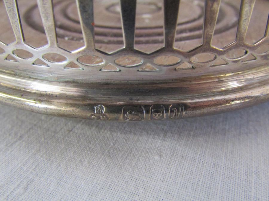 Selection of silver items to include a silver ashtray (1.86 ozt), match striker, wine holder, - Image 6 of 8