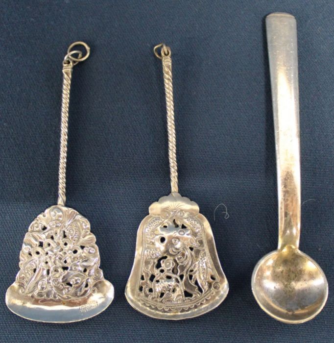 2 antique Chinese silver opium spoons with embossed fish decoration & 1 other Continental spoon