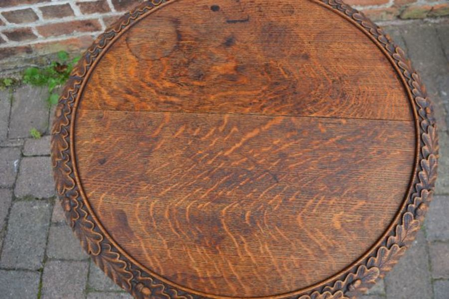 Rotating carved wooden pedestal table - Image 3 of 3