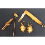 9ct gold pocket knife, pair of 9ct gold cameo earrings, 9ct gold stick pin & bar brooch total weight