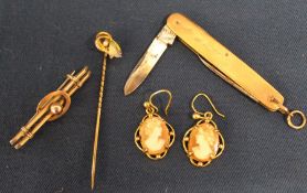 9ct gold pocket knife, pair of 9ct gold cameo earrings, 9ct gold stick pin & bar brooch total weight