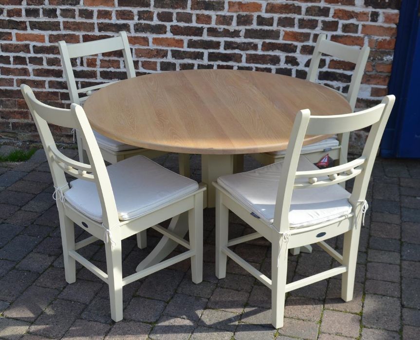 Neptune Chichester dining table with round oak top and 4 chairs, diameter- 121cm