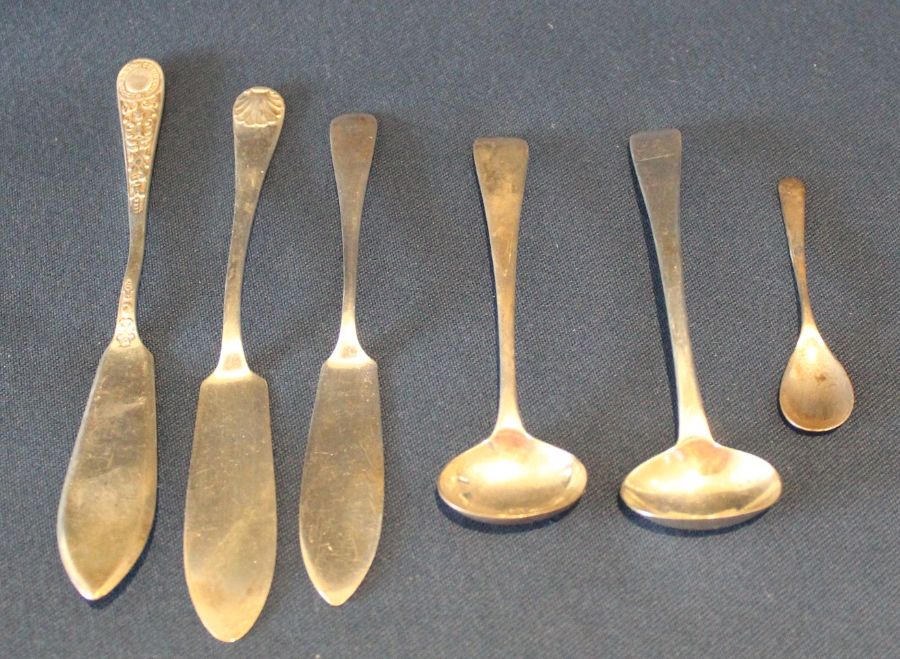 3 silver butter knives, Birmingham 1900 / 1942, Sheffield 1910, 2 large silver salt spoons, London