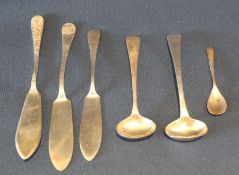 3 silver butter knives, Birmingham 1900 / 1942, Sheffield 1910, 2 large silver salt spoons, London