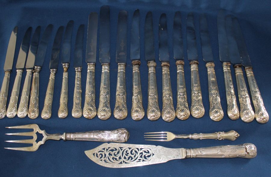 16 Victorian silver handled knives (& 3 others) & cased set of matching fish servers, maker TS