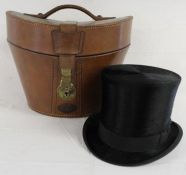 Red lined leather hat case containing top hat (no key) - hat measures approx. (internally) 15.5cm