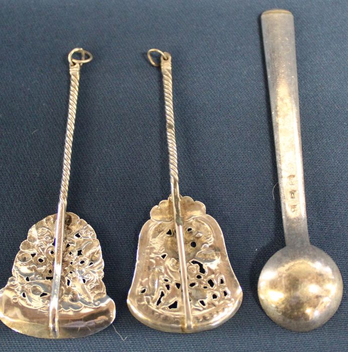 2 antique Chinese silver opium spoons with embossed fish decoration & 1 other Continental spoon - Image 2 of 2