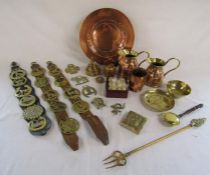 Collection of brass and copper including jugs, horse brasses, weights, toasting fork, Calibri