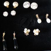 6 pairs of 9ct gold earrings including pearl