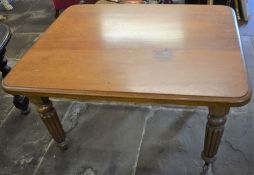 Victorian mahogany dining table with reeded legs 122cm by 98cm
