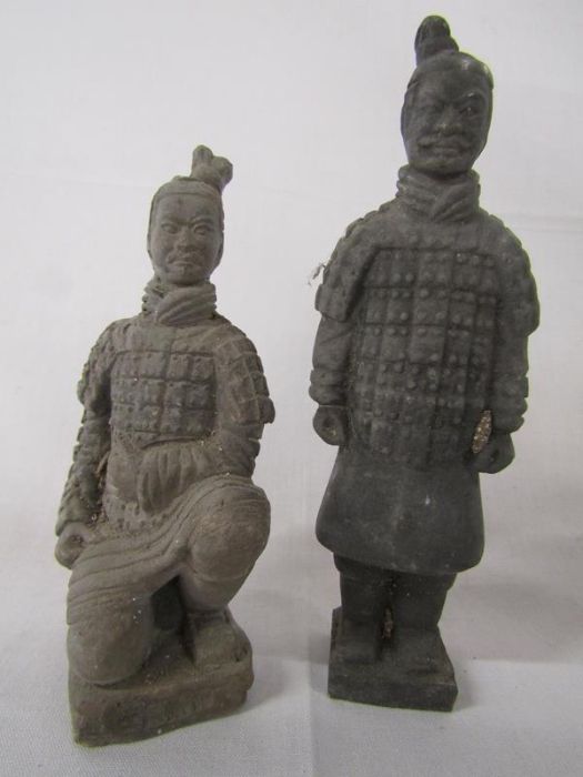 Vintage wooden Japanese temple with 2 concrete Japanese warriors approx. 60cm to top of spire - Image 5 of 5