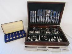 Cased Sheffield cutlery set with rats tail pattern and Exquisite silver plated decorative spoons