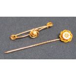 15ct gold diamond set stick pin (1.9g) & 9ct gold bar brooch central gold knot and pearl (1.6g)