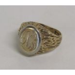9ct gold patterned signet ring embossed with CM - total weight 4.57g - ring size H/I