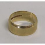 9ct gold wedding band - approx. 7mm wide - total weight 4.2g - ring size M/N
