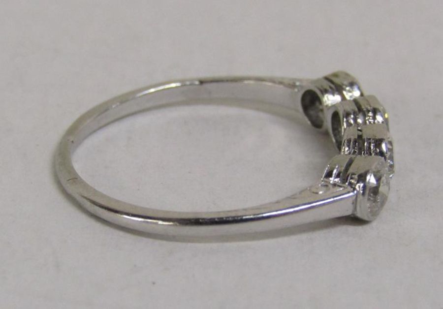 18ct (stamped 750) white gold, 4 stone round diamond ring - total 0.50ct - total weight 1.76g - ring - Image 5 of 7
