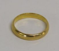 22ct gold wedding band - total weight 4.8g - ring size Q/R