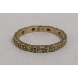 9ct gold patterned band ring set with diamonds - ring size M - total weight 1.9g