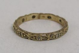 9ct gold patterned band ring set with diamonds - ring size M - total weight 1.9g