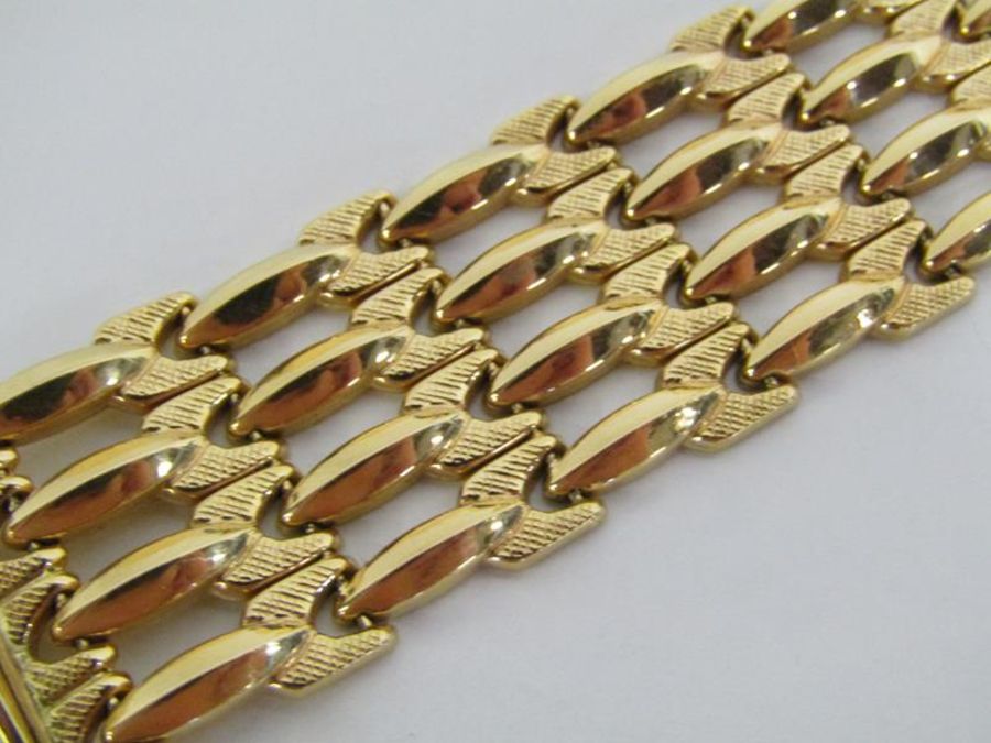 Lebanese gold gate type bracelet marked 750 and testing as 18ct, 31.1g - Image 4 of 5