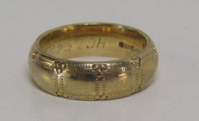 9ct gold wedding band with engraved pattern - total weight 6.3g - ring size K