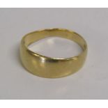 18ct gold wedding band - wider to the front approx. 8mm - total weight 4.6g - ring size S/T