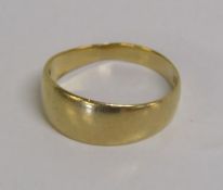 18ct gold wedding band - wider to the front approx. 8mm - total weight 4.6g - ring size S/T