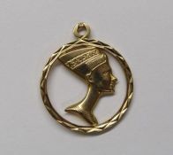 18ct gold (750) pendant depicting Nefertiti - total weight 3.1g approx. 2.5cm dia.