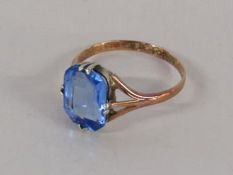 9ct gold ring set with blue glass - ring size L - total weight 1.79g