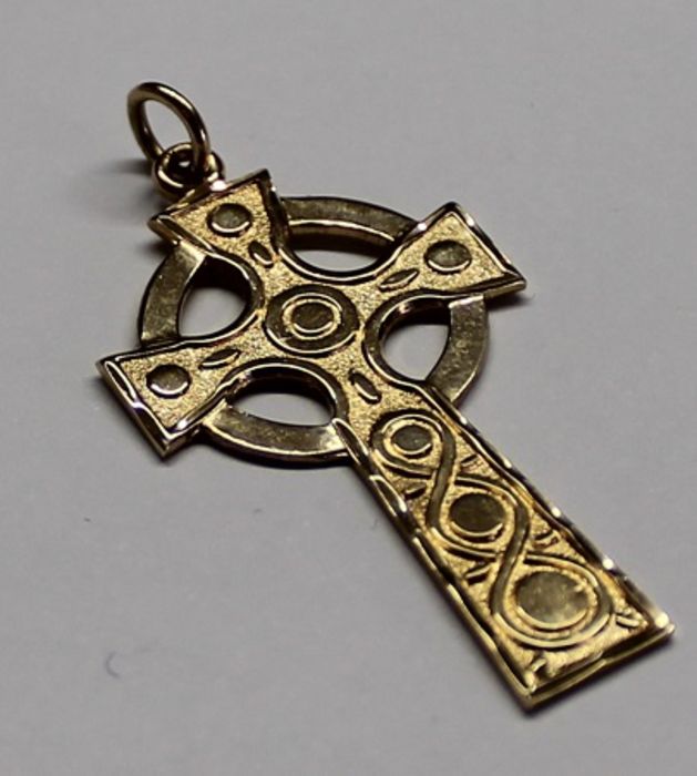 9ct gold celtic cross pendant 3.6g