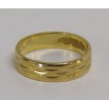 22ct gold patterned wedding band - total weight 3.9g - ring size K