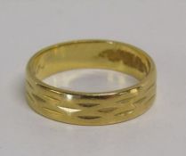 22ct gold patterned wedding band - total weight 3.9g - ring size K