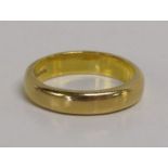 22ct gold wedding band - total weight 7.7g - ring size P/Q