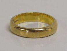 22ct gold wedding band - total weight 7.7g - ring size P/Q