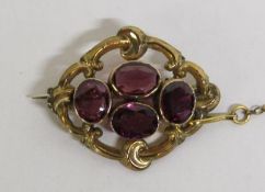 Yellow metal and garnet brooch - total weight 3.5g