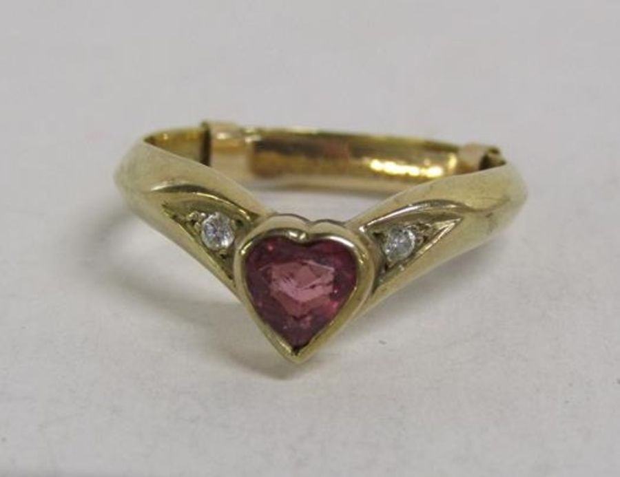 9ct gold ring with heart shaped pink topaz and diamond shoulders - ring size N - total weight 2.9g - Image 5 of 8