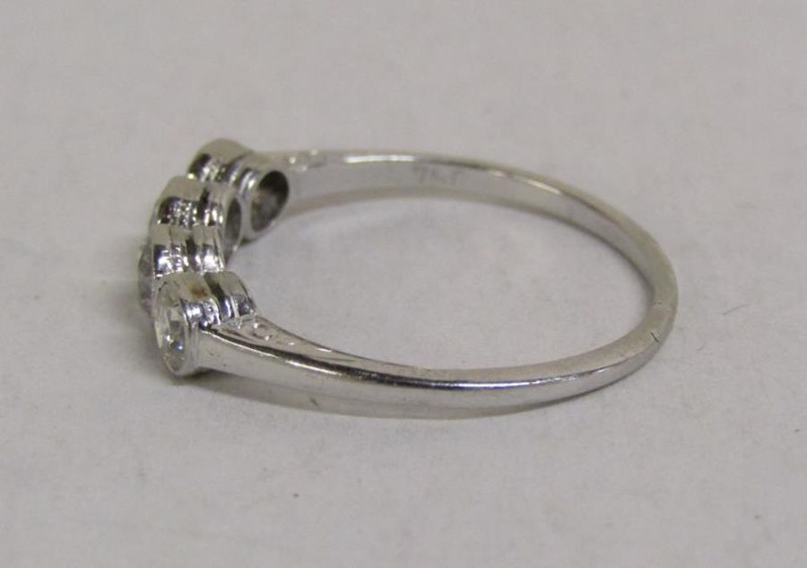 18ct (stamped 750) white gold, 4 stone round diamond ring - total 0.50ct - total weight 1.76g - ring - Image 3 of 7